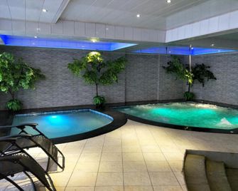Octopuss Wellness Hotel & Spa - Jambi - Zwembad