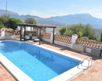 Lake Vinuela peaceful holiday in beautiful surroundings - Los Romanes - Piscina