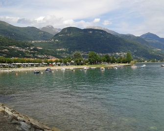 Apartment in semi-detached house with large garden near the lake - Dongo - Playa