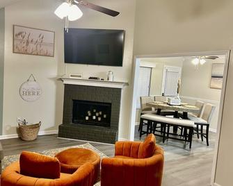 Townhouse near Tanger 2 - Southaven - Living room