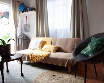 Central two double bedrooms in Bohemian Observatory - كابي تاون - غرفة معيشة