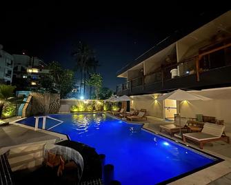 Meu Lugar na Praia Tropical - Guarujá - Piscina