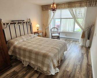 Spectacular Beach House Retreat - Renovated 2023 - 100 yards to the Beach - Dillon Beach - Bedroom
