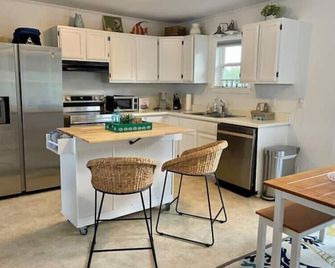 Dune Alright! Waterview & Private Dock - Avon - Cocina