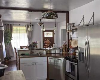 Jasper's Hideout: Historic home between Bryce Canyon and the Grand Staircase. - Cannonville - Cocina