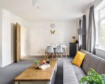 Renovated 2-Bedroom Apartment in Sale with Free WiFi, Private Entrance, and Easy Access to Trafford Centre & Manchester Airport - Sale - Living room