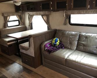 Camping in comfort at Monte Sano - Huntsville - Living room