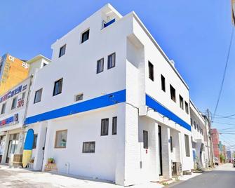 Weekenders - Gangneung - Building