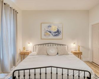 Cozy sleeps 7, Fenced backyard, 5 min to Lucas oil stadium and downtown - Indianapolis - Bedroom