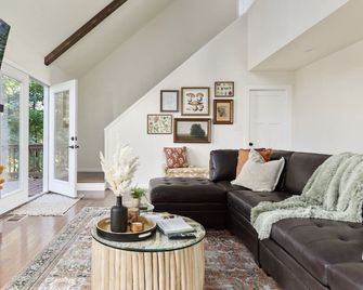 On the river ~ hot tub ~ serene river views ~ fire pit - Strasburg - Living room