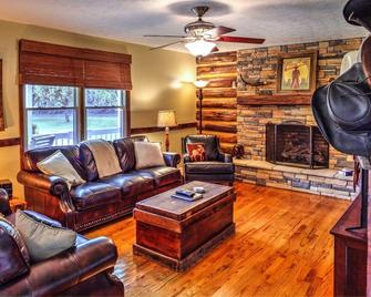Hendersonville Ranch Getaway that is just 30 minutes from Music City - Hendersonville - Living room