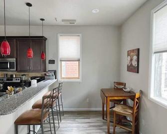 Charming Historic Loft: Adorned w\/ Natural Light - Grand Junction