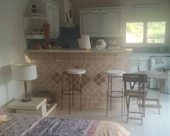 Quiet studio in the countryside - Trets - Cocina