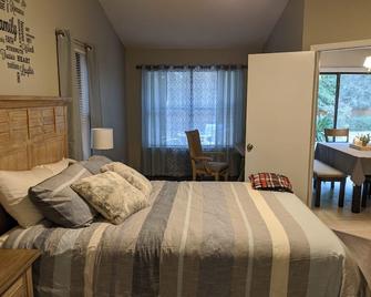 Casey's Corner - Convenient to I-10, Airport, Downtown, Colleges, Beaches, +more - Ferry Pass - Bedroom