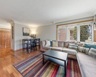 Cozy 3-Bedroom Ranch near Chicago & Area Hospitals - Oak Lawn - Living room