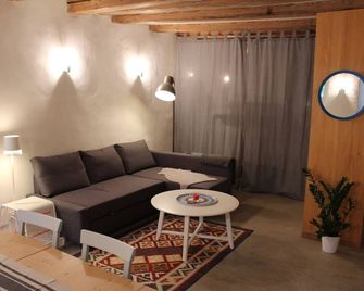 Garden suite located near lake, train station, shops and restaurants - Horgen - Living room