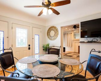 Close To Everything Fun - Charming 2-Br /2 Ba House In San Diego Wifi Ac Parking - San Diego - Dining room
