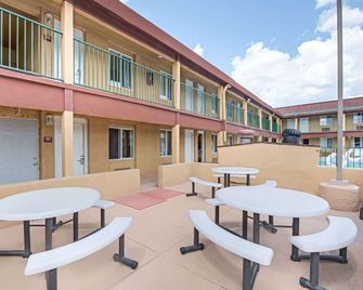 Ramada by Wyndham Flagstaff East - Flagstaff - Patio