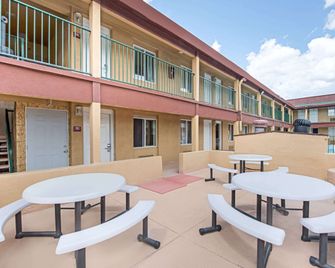 Ramada by Wyndham Flagstaff East - פלגסטאף - פטיו