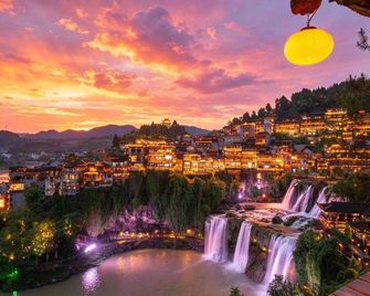 Tuwang Palace · Eight Halls, Furong Town (Waterfall View, Core Scenic Area) - Xiangxi - Balcón