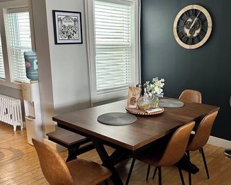 Downtown Getaway - 3 Bedrooms, 2.5 Baths - St. John's - Dining room