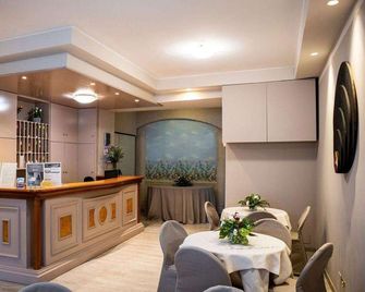 Hotel Astor Piacenza - Piacenza - Front desk