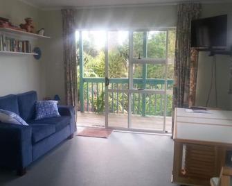 Matauwhi Bay garden apartment - Russell - Wohnzimmer