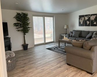 Cozy Country home just 5 miles to Boyne City/8 miles to Boyne Mountain - Boyne City - Living room