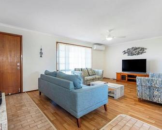 Cable's Beach House - Lancelin - Living room