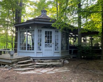 NEW!!! Gazebo on private lake - Nature & Solitude - Campbellford - Building