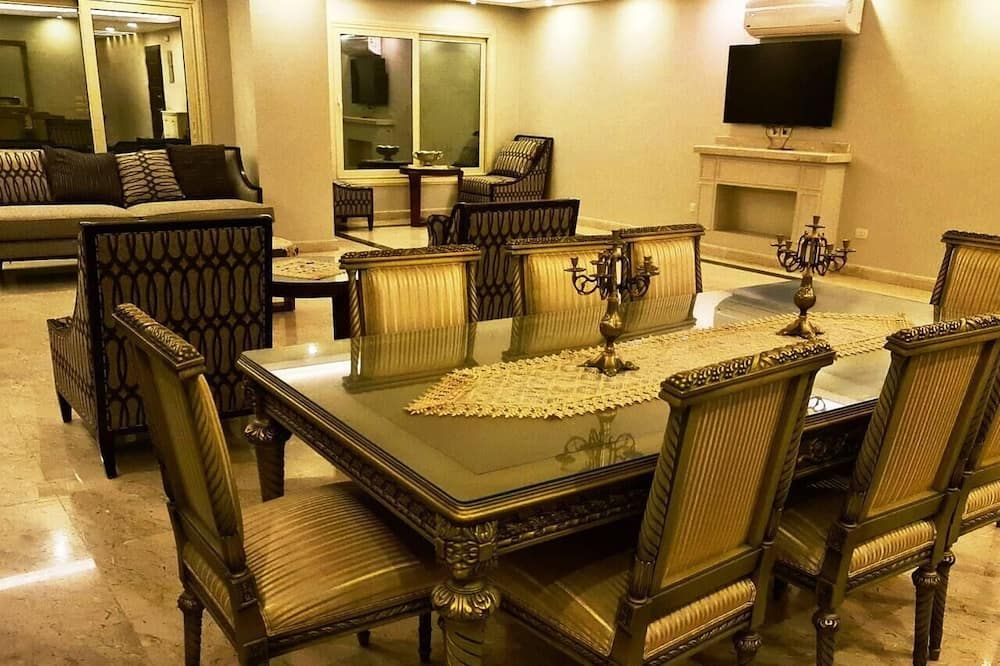 Spacious Executive Luxury Apartment with Balcony - קהיר - חדר אוכל
