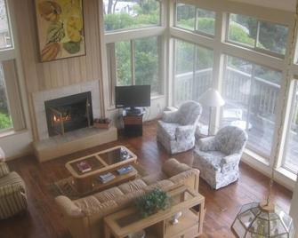 Best sea views - Cambria - Living room