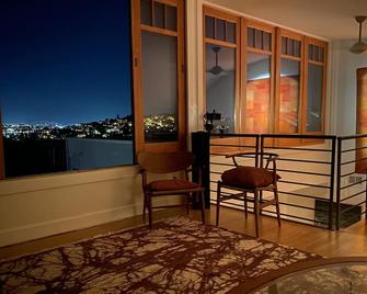 Relaxing Home with Sweeping Views, Chef's Kitchen and Hot Tub in Center of SF - سان فرانسسكو - شرفة