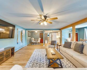 Conveniently Located Old Forge Condo Near Downtown - Old Forge - Living room