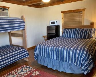 Crystal cabin. Comfortable quiet cabin 8 miles outside Carrizo Springs. - Carrizo Springs