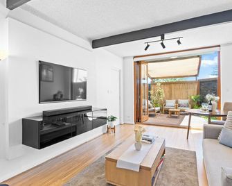 Ultimate Luxury Beachside Escape in West Beach - 웨스트 비치 - 거실