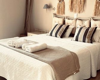 Spacious and peaceful place for your vacation, soraude with green gardens - Áno Korakiána - Bedroom