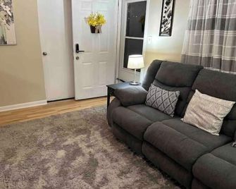 Adorable 2 Bedroom Modern Home - Ashland - Huiskamer