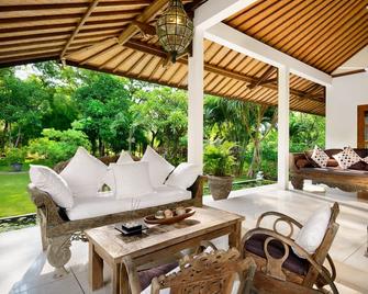 Exclusive private villa with luxury private pool in Pemuteran, north-west Bali - Mendoyo - Patio