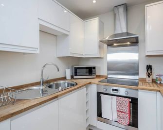 Luxury 1 Bedroom Apartment 06 With Parki - Maidenhead - Kitchen