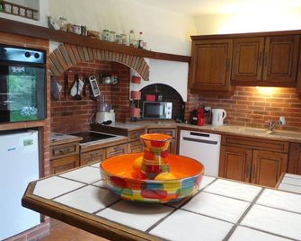 Villa in Le Boulou with Scenic Hilltop Views - Le Boulou - Keuken