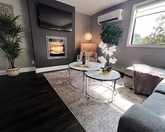 Elegant City Living - 1 Br - London - Living room