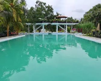 Lucky Beach Resort - Trincomalee - Pool