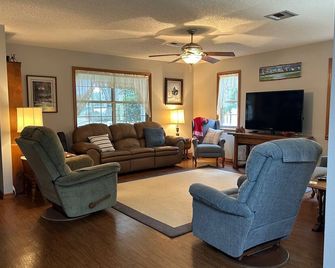 Country living close to The Villages. - Leesburg - Living room