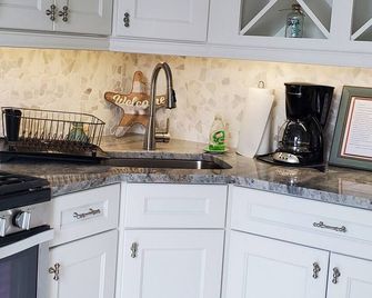1-1/2 Blocks from the beach w/traffic light, Just remodeled - Ship Bottom - Kitchen