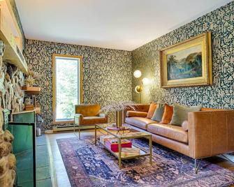 Lake George Oasis w/ 9 Acres, Hot Tub & Game Room! - Diamond Point - Sala de estar