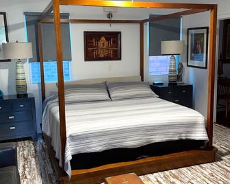 Downtown Art & Eclectic C - Mobile - Bedroom