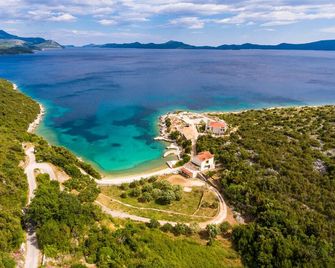 Beachfront Villa with Swimming Pool,Terrace and Sea view - Slano
