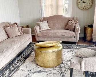 Charming 4-bedroom cottage with AC, WiFi in peaceful Roseneath - Roseneath - Living room