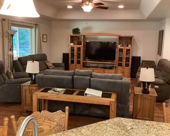 Picturesque forest homes - Crescent City - Sala de estar